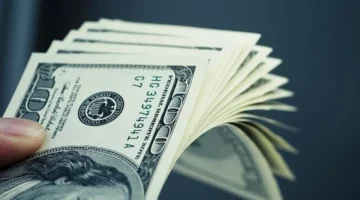 ارتفاع سعر الدولار أمام الجنيه في البنوك والسوق الموازية بنهاية تعاملات الإثنين